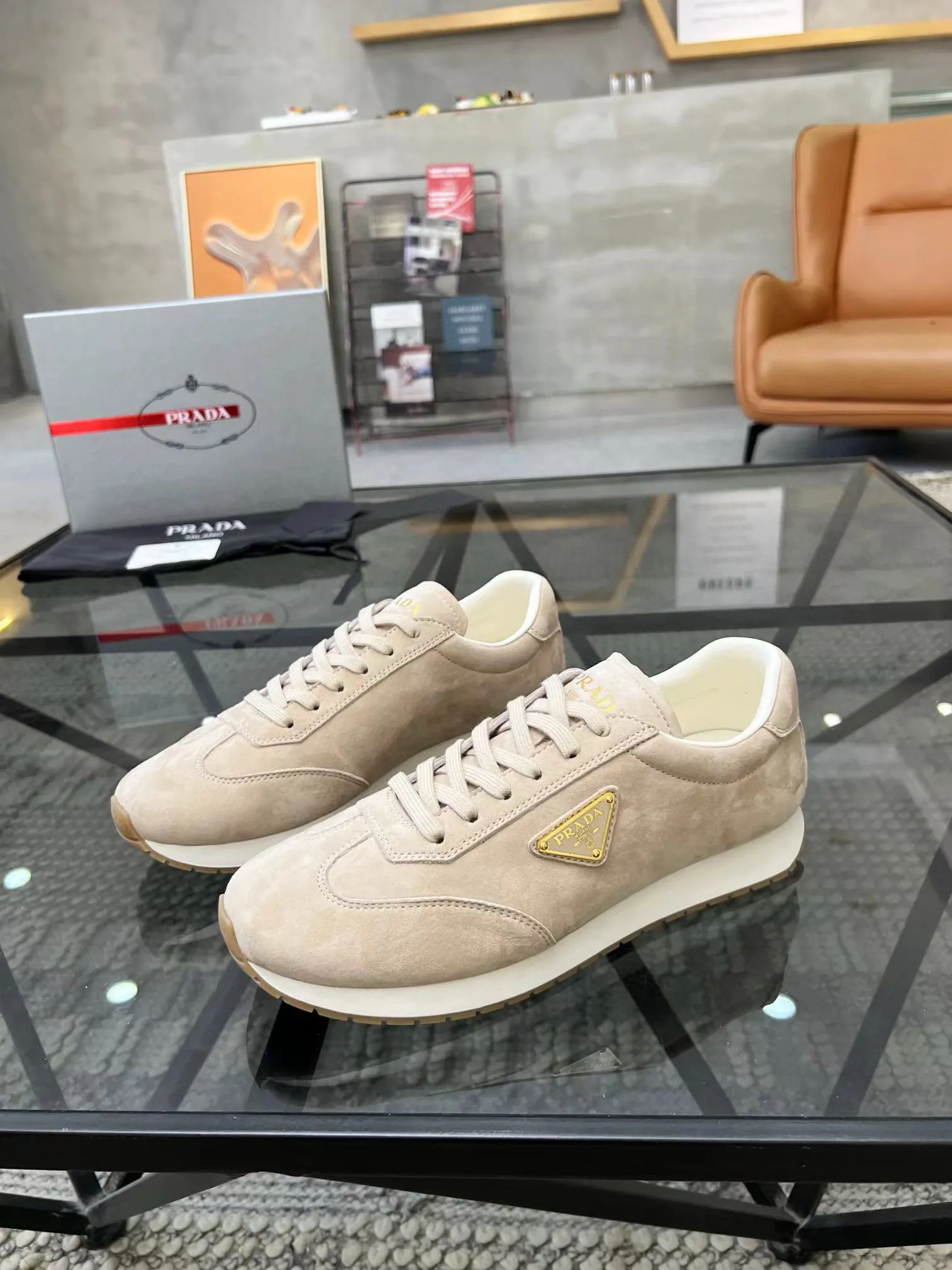 Factory price: 400💰Prada new men's leather sports shoes, the highest version on the market, any comparison is welcome🆚! The original leather has excellent texture and is super high-end! Fetal sheep net lining imported from Italy, removable pad! Luxurious materials and fine workmanship, highly recommended! Code number: 38-44, customized 45